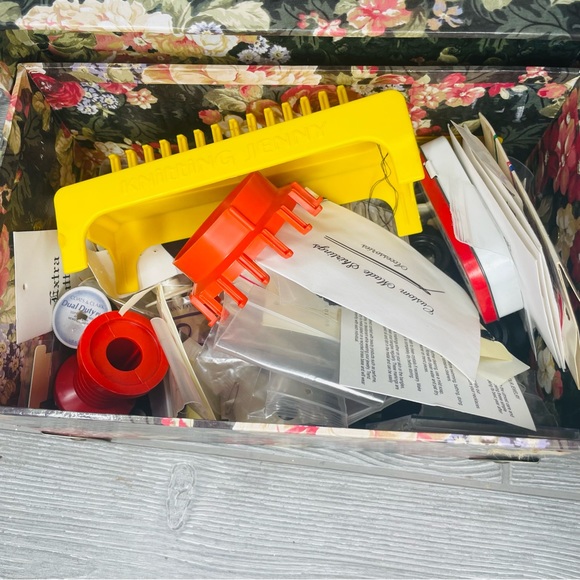 Random box sewing notions needles, looms, buttons, thread ,sewing machine parts - Picture 3 of 11